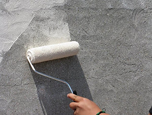 Грунтование бетонной поверхности валиком